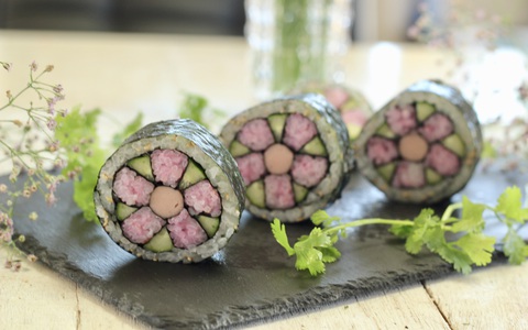 Từ khi tôi làm sushi hình hoa, con chịu ăn cơm nhiều hơn hẳn!