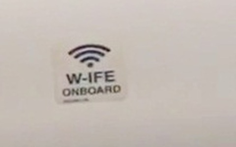Tấm biển thông báo "có wi-fi" trên máy bay Vietnam Airlines khiến dân mạng tò mò vì hiểu lầm nội dung