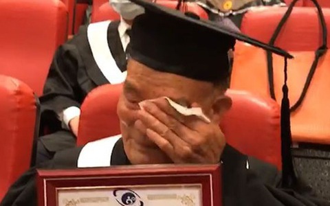 Cụ ông 80 tuổi học cấp 2, 91 tuổi nhận bằng đại học: Thà muộn còn hơn không!