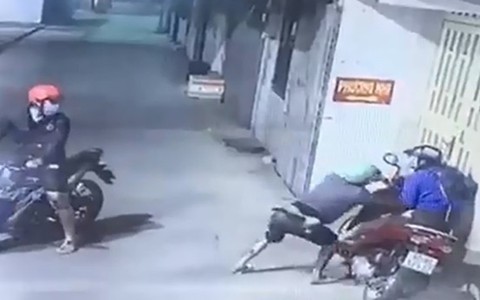 Cô gái cướp xe ôm rồi sang Anh ở với mẹ