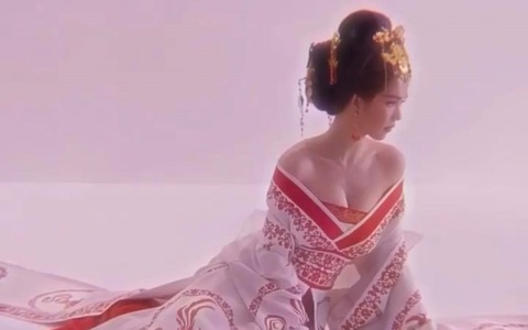 Ngọc Trinh bắt chước Phạm Băng Băng làm Võ Tắc Thiên, o ép vòng 1 đến ngộp thở