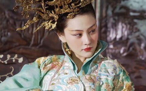 Vì đặc điểm hiếm có trên cơ thể, vị Quý phi khiến Hoàng đế ham mê chiều chuộng tới mức "khom lưng cúi đầu", làm những điều vô tiền khoáng hậu trong lịch sử