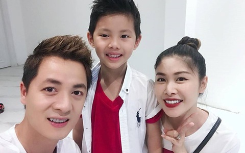 Hot mom Thủy Anh bày tỏ quan điểm về bức ảnh "mưa giấy khen": Thành tích cũng quan trọng nhưng liệu nó có đang khiến thế giới của con chao đảo?