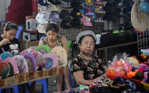 Ảnh: Chợ đêm Hàng Đào vắng bóng khách Tây, tiểu thương phố cổ Hà Nội 'méo mặt' vì ế ẩm