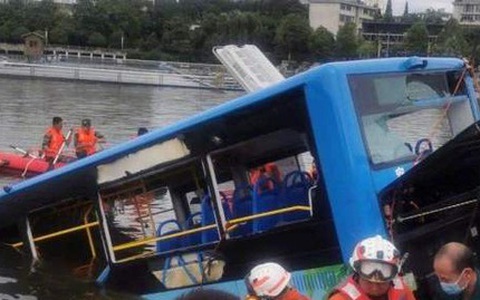 Trung Quốc: Vụ xe bus lao xuống hồ là do tài xế “trả thù xã hội”