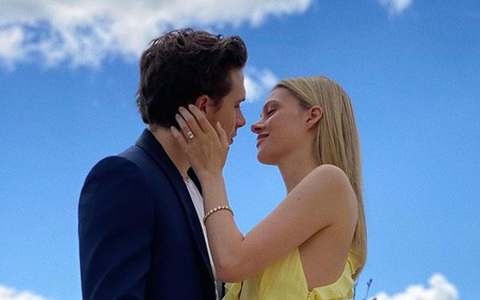 Con dâu nhà tỷ phú tiết lộ bí mật đằng sau bức ảnh đính hôn với Brooklyn Beckham, hóa ra cả Harper và Victoria giúp sức