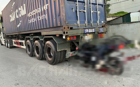 Nam thanh niên tông vào sau xe container, tử vong ngay trên yên xe máy