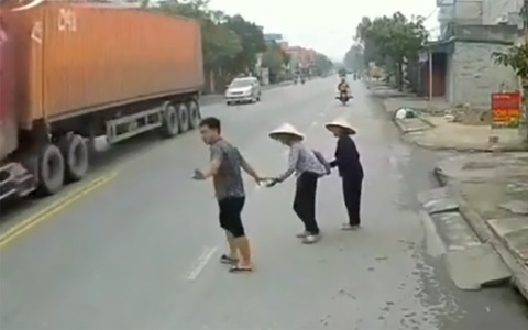 Ô tô lao đi vun vút khiến 2 cụ già chẳng thể qua đường, hành động kịp thời của bác tài xế khiến nhiều người cảm thấy ấm lòng