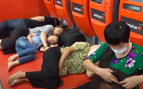 Sửa đường băng ở Nội Bài và TSN: Hành khách kêu trời khi liên tục bị delay, máy bay phải "xếp hàng" chờ cất cánh