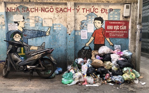 Ảnh, clip: Trung tâm Hà Nội rác chất thành "núi" vì dân lại chặn xe vào bãi rác Nam Sơn