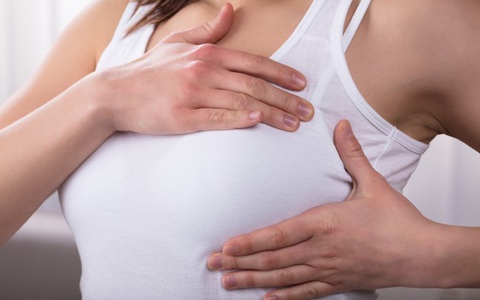 Giải thích của chuyên gia về những trường hợp khiến "nhũ hoa bị cứng" và điều này có đáng ngại hay không