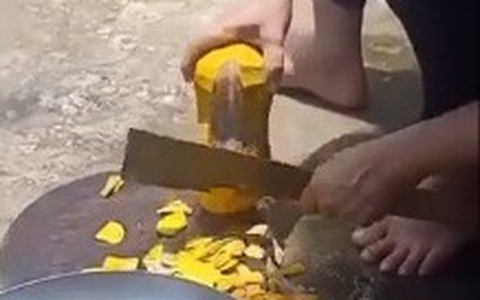 Loại quả mềm ngọt bên trong, cứng rắn bên ngoài khiến bà nội trợ phải dùng dao chặt vỏ, dân mạng ầm ầm vào chê thiếu kinh nghiệm