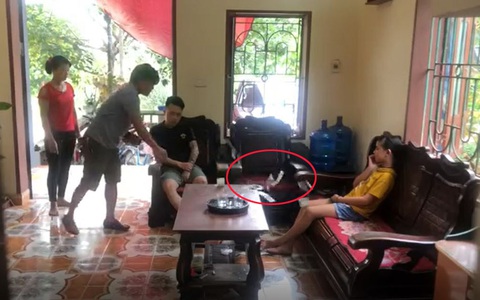 Con trai xăm trổ kín tay, bố gây bão khắp MXH với cách răn đe, nói 1 câu cực chất khiến con sợ run người