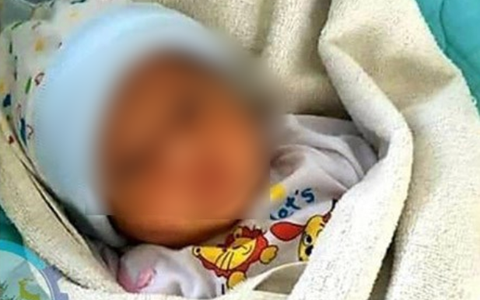 Xót xa bé gái sơ sinh bị bỏ rơi ven đường kèm quần áo và phiếu chích ngừa, may mắn được người dân phát hiện