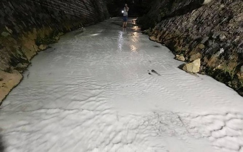 'Tuyết’ phủ trắng suối, mùi hôi nồng nặc ở Bình Dương