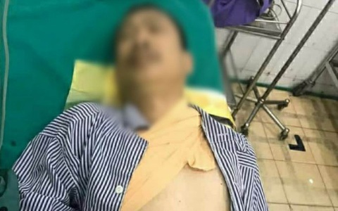 Một thiếu niên cầm dao chém bố đẻ, đóng cửa cố thủ trong nhà