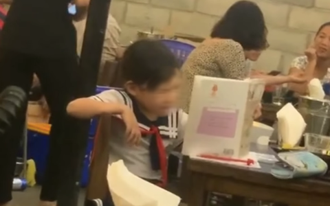 Vợ dặn đi làm về thì đón con, cho ăn uống rồi dạy con học, người chồng "tuân lệnh" nhưng lại đưa ngay con đến một nơi khiến nhiều người tranh cãi