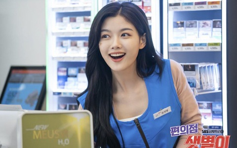Vào vai cô nhân viên cửa hàng tiện lợi, mỹ nhân Kim Yoo Jung diện đồ hết sức bình dân, có nhiều món giá chỉ loanh quanh 500k