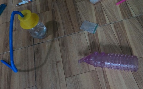 Nhóm nam nữ phê ma túy trong phòng trọ, có cả nhiều đồ chơi tình dục