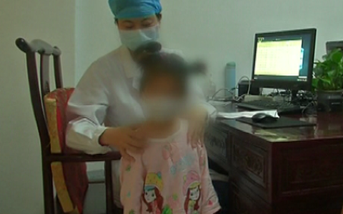 Cô bé 5 tuổi mắc căn bệnh của người già khiến cả nhà đều kinh ngạc, bác sĩ cảnh báo ngày càng nhiều trẻ mắc bệnh này nếu cha mẹ không để ý đến con