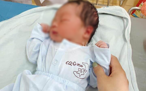 Vụ bé trai sơ sinh còn nguyên dây rốn bị bỏ rơi cạnh trạm y tế: Hơn 40 gia đình đến xin nhận làm con nuôi