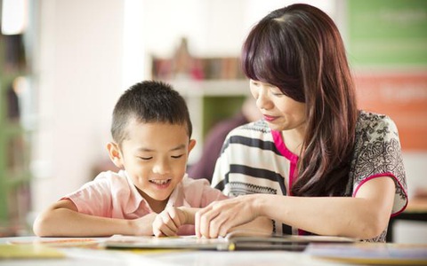 Dù không phải là siêu sao ngoại ngữ, bố mẹ vẫn có thể chuẩn bị cho con nền tảng tiếng Anh vững vàng nhờ bí kíp đặc biệt này