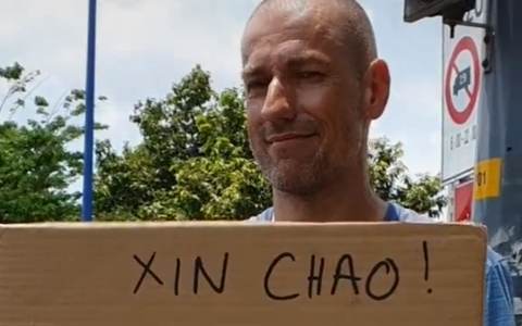 Dân mạng xôn xao về chàng Tây cầm tấm bảng giấy đứng giữa ngã tư ở Sài Gòn để xin một thứ mà ai cũng không thể ngờ