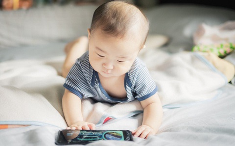 Nếu không thể cấm con xem điện thoại, cha mẹ hãy áp dụng nguyên tắc này để bảo vệ con