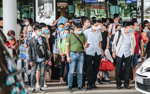 Người dân Sài Gòn và Hà Nội "kích hoạt" lại các biện pháp phòng chống dịch: Tuân thủ đeo khẩu trang nơi đông người