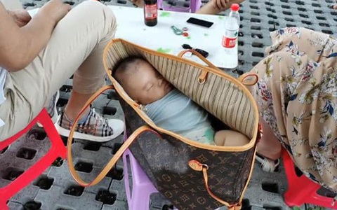 Cặp vợ chồng đưa con ra ngoài chơi, khi nhìn vào chiếc túi xách của người mẹ, ai cũng phải lắc đầu ngán ngẩm