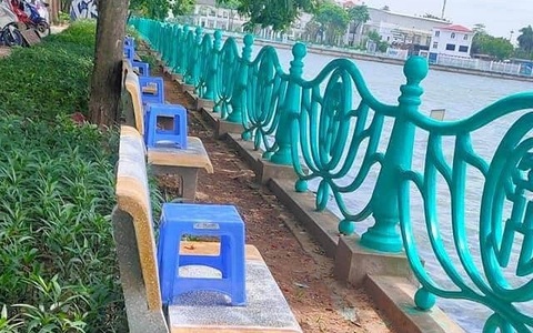 Đang ngồi ghế đá hóng gió hồ Tây, 3 mẹ con bị "đuổi thẳng cổ" và thực trạng chiếm chỗ công cộng làm nơi bán hàng gây bức xúc