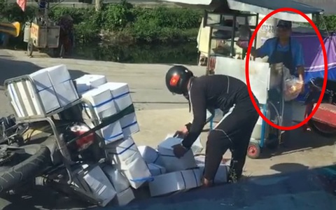 Cả chiếc xe hàng đổ ra đường gây ùn tắc nhưng chẳng hề nhận được bất kỳ sự giúp đỡ nào, sự vô cảm đã lấn át đi tình người