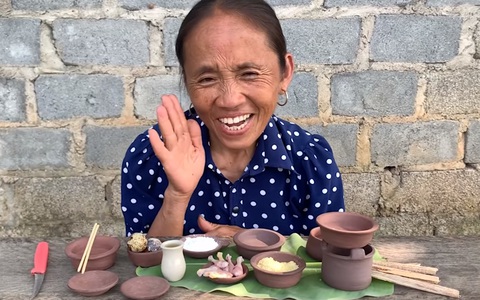 Hết siêu to khổng lồ, bà Tân Vlog bất ngờ chuyển sang làm đồ ăn siêu nhỏ với “căn bếp” kỳ lạ, nấu xong cũng chỉ đủ cho bà thưởng thức một mình