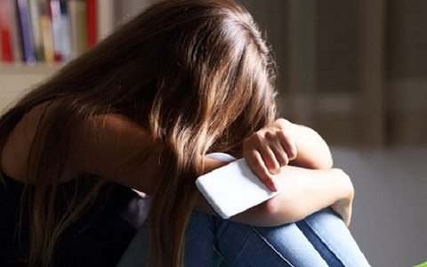 Cảnh báo nạn bạo hành ngược: Bà mẹ phải trốn trong phòng, cả đêm không dám ngủ vì con gái tuổi teen tìm cách đe dọa