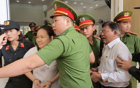 Hình ảnh đối lập tại phiên tòa xử vụ "thi thể đổ bê tông": Người cha bật khóc, nữ chủ mưu lại tươi cười khi tòa tuyên án tử