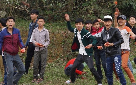 Kỳ lạ phiên chợ 'choảng nhau' bằng cà chua để cầu may