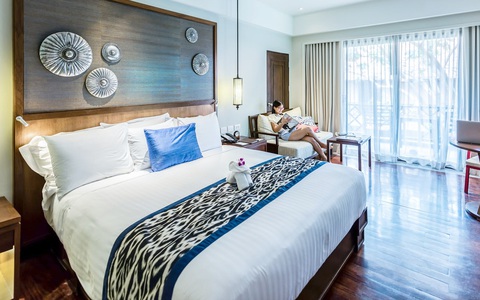 Đi du lịch cứ hay thắc mắc chiếc khăn khác màu trải trên giường khách sạn dùng làm gì, hóa ra công dụng lại "tế nhị" thế này