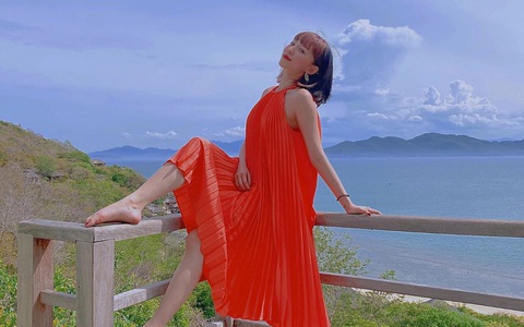 Tóc Tiên ngồi chênh vênh trên thành lan can sau nghi vấn đang mang thai