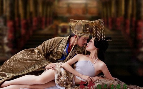Ca kỹ lọt vào mắt xanh của vua và nhờ kỹ năng phòng the tuyệt đỉnh mà bước lên ngôi Hoàng hậu, làm đẹp bằng cách thức kinh dị đến cả đời chẳng thể có con