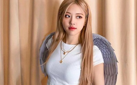 Tuy là "bức tường thành" nhưng Rosé lại có mánh chọn áo váy ăn gian vòng 1 cực khéo nhiều nàng sẽ muốn học theo