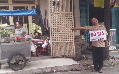 Bức ảnh cũ 5 năm trước khiến ai cũng xúc động: Đôi vợ chồng già cùng nhau bán hàng rong, bác trai sợ không ai nhìn thấy nên đeo biển "Bò bía bán tại đây"