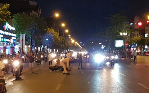 Truy tìm ô tô húc 7 xe máy đang dừng đèn đỏ rồi bỏ chạy ở Long Biên