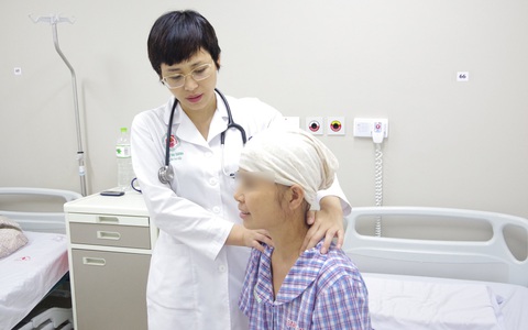 Bị ung thư nhưng tự ngừng điều trị để ăn rau xanh thải độc và tập theo giáo phái lạ, đến khi đuối sức mới quay lại nhập viện 