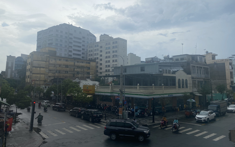 Chất lượng không khí tại Hà Nội và TP.HCM ở mức "vàng", người dân ra đường thấy trời "mù mịt"