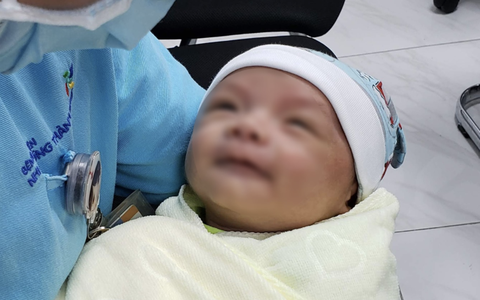 TP.HCM: Bé trai sơ sinh bị bỏ rơi ở hố ga ven đường, bị kiến cắn hoại tử dây rốn đã được đưa vào viện mồ côi