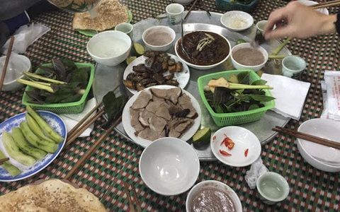 Chồng gọi bạn về nhậu còn hô: "Sợ vợ là hèn", nhưng vừa dứt lời anh đã giật bắn với tiếng đập bàn cùng tuyên bố "sốc" của vợ