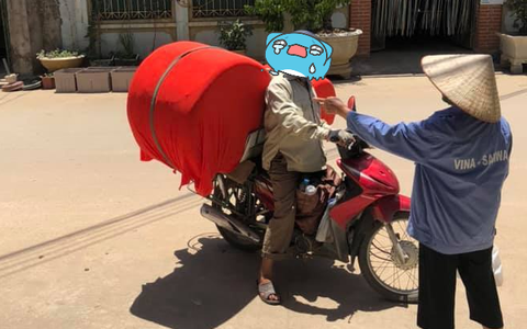 Đặt ghế “tình yêu” đổi gió với vợ nhưng sợ hàng xóm bàn tán, anh chàng dặn shipper giữ kín bí mật nào ngờ tai nạn xuất hiện khiến anh giờ đây nổi khắp cả làng