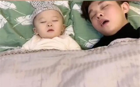 Bố ngáy quá to khiến con trai mất ngủ, cách đáp trả cực "gắt" của đứa trẻ khiến ông bố "câm nín" còn người xem phải cười ngặt