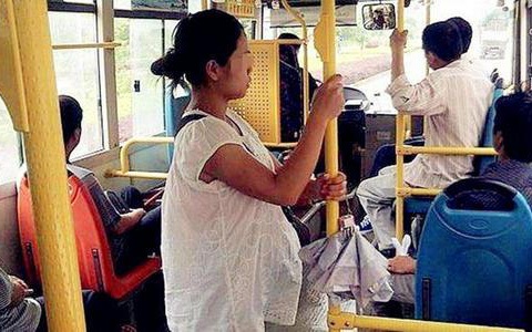 Sản phụ một mình đi xe buýt đến viện sinh con, kết quả sau đó khiến cả gia đình đau xót đến nghẹn lòng