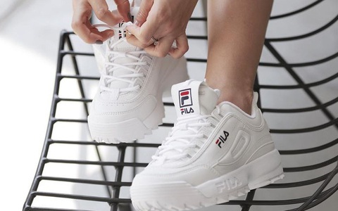 Outfit nào có giày sneaker trông cũng "xịn" hơn hẳn và đó là lý do bạn cần ghim ngay những shop giày auth giá tốt sau đây